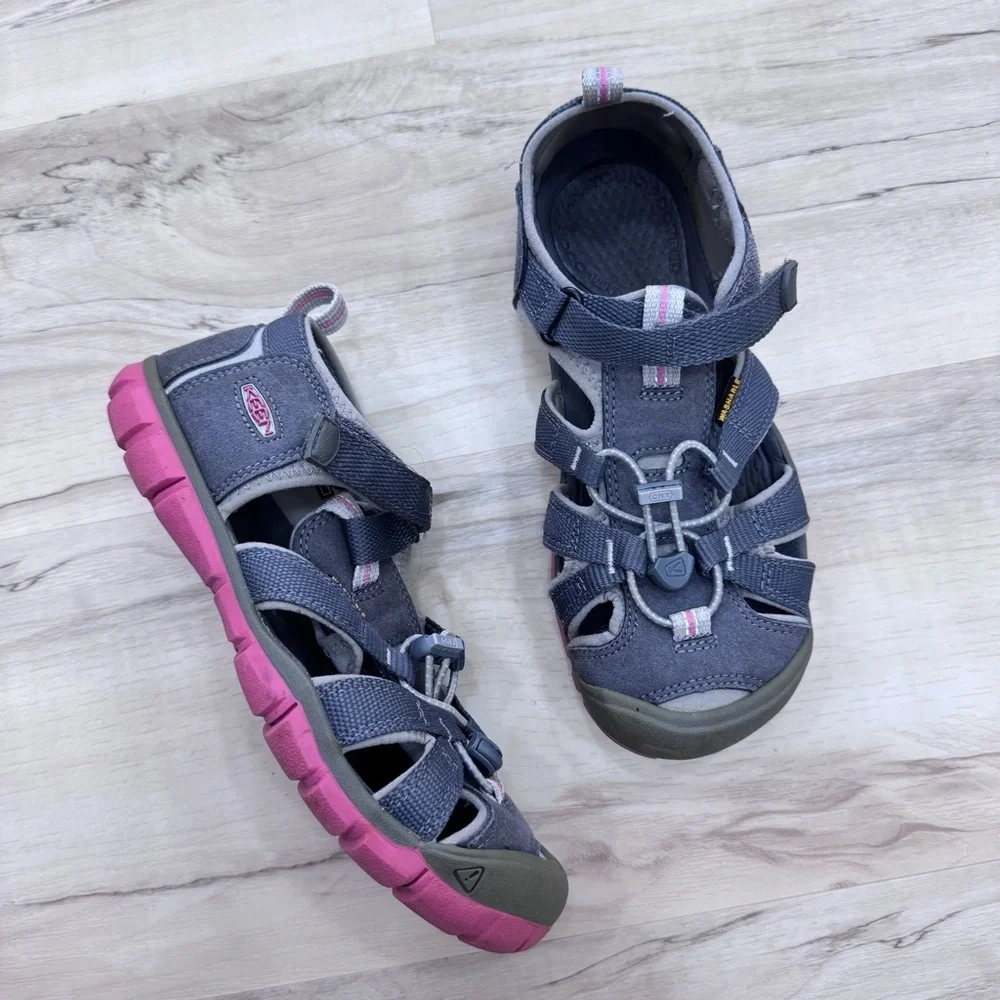 KEEN girls kids Gray and Pink Sandals good condition Sz 4